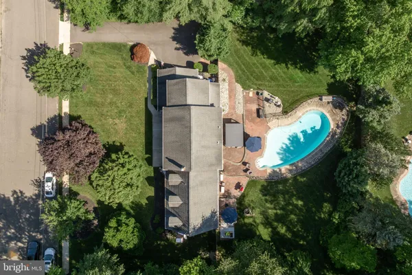 an aerial view of a house with outdoor space and lake view
