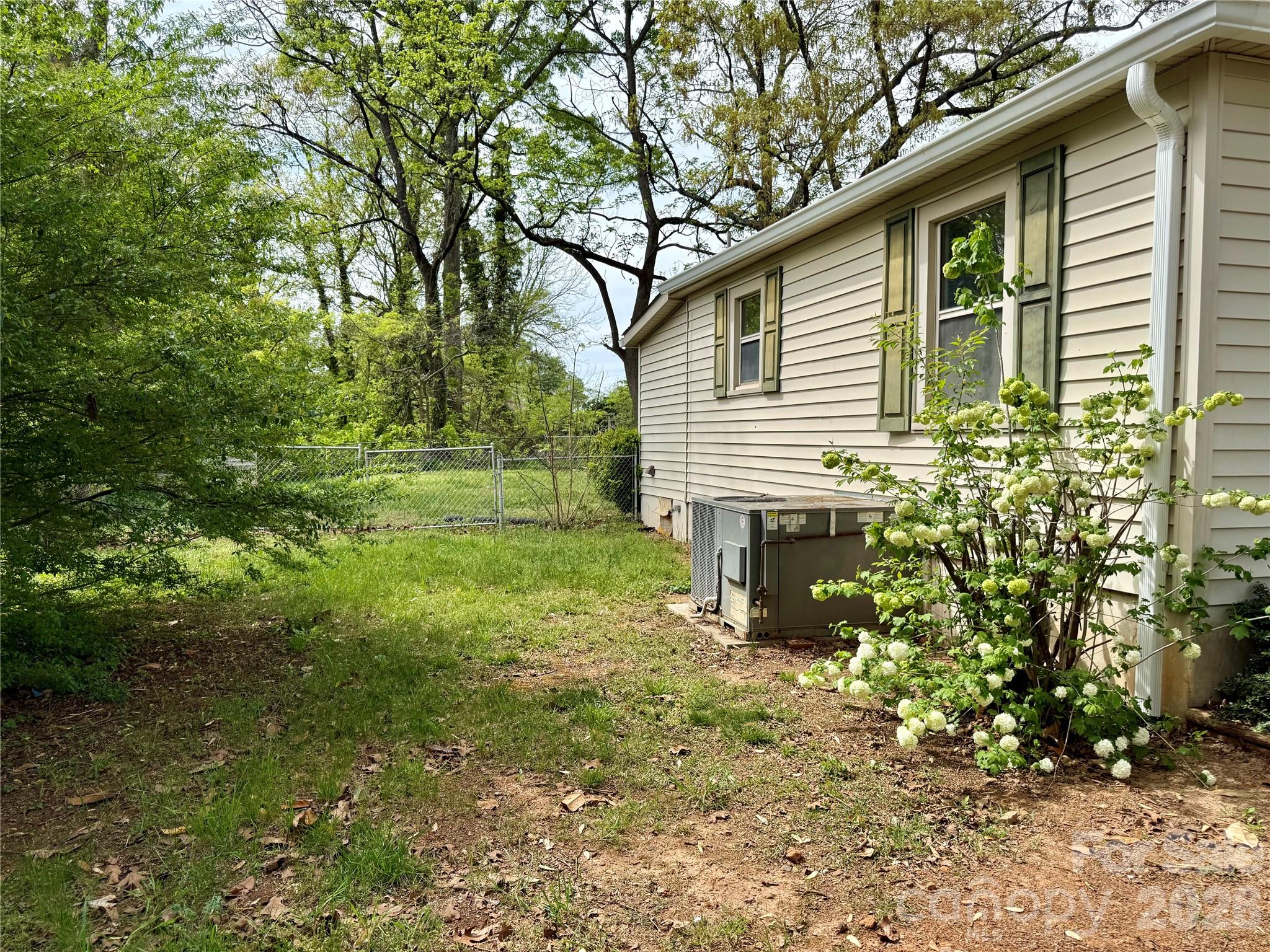 2025 28th Street Northeast Hickory, NC 28601 - Photo 14 of 17