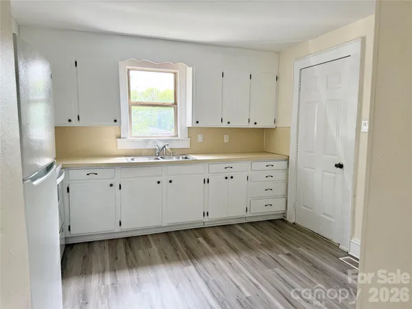 $189,900 | 2025 28th Street Northeast, Hickory, NC 28601