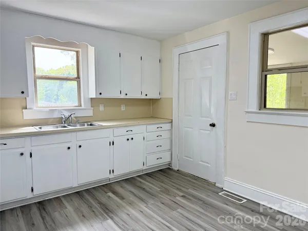 $189,900 | 2025 28th Street Northeast, Hickory, NC 28601