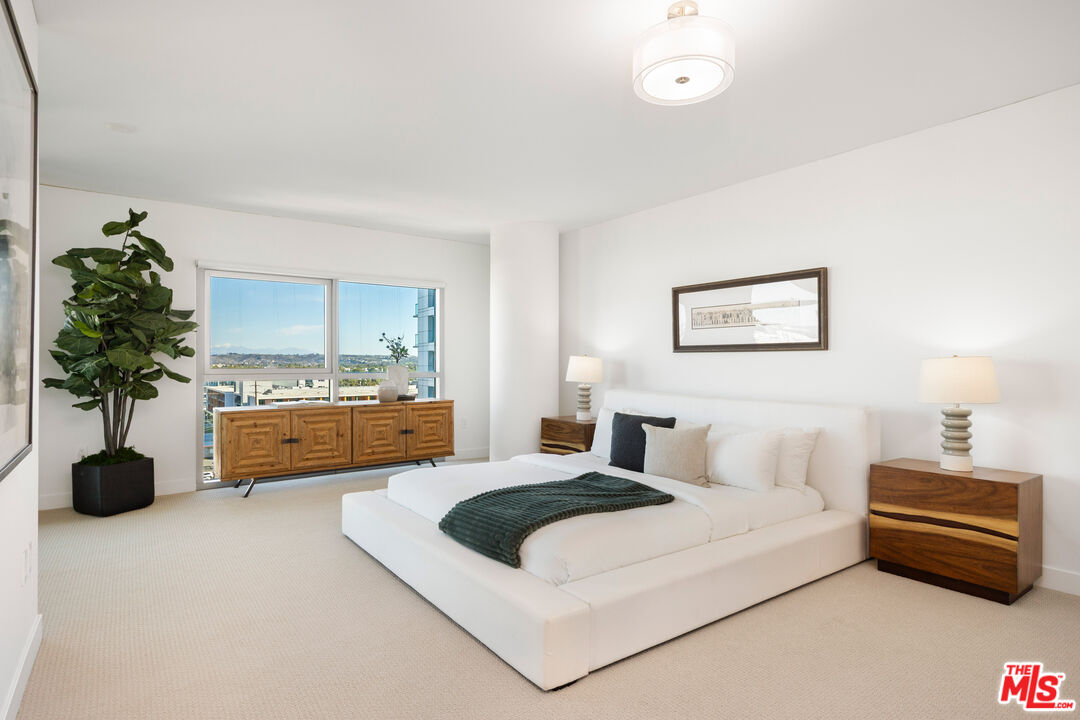 13650 Marina Pointe Drive, Unit 908 Marina del Rey, CA 90292 - Photo 8 of 33 a bedroom with a bed and a couch