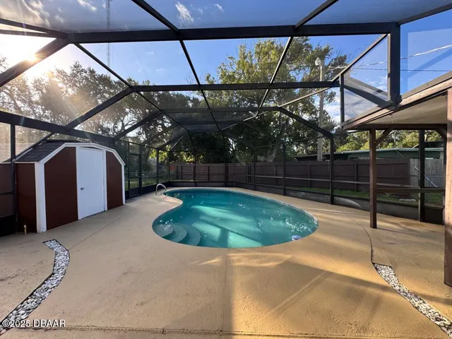 a view of a backyard