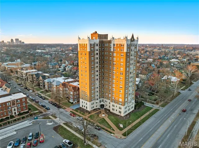 $435,000 | 625 South Skinker Boulevard, Unit 1702, St. Louis, MO 63105