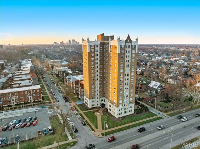 $435,000 | 625 South Skinker Boulevard, Unit 1702, St. Louis, MO 63105