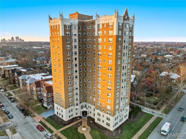 $435,000 | 625 South Skinker Boulevard, Unit 1702, St. Louis, MO 63105