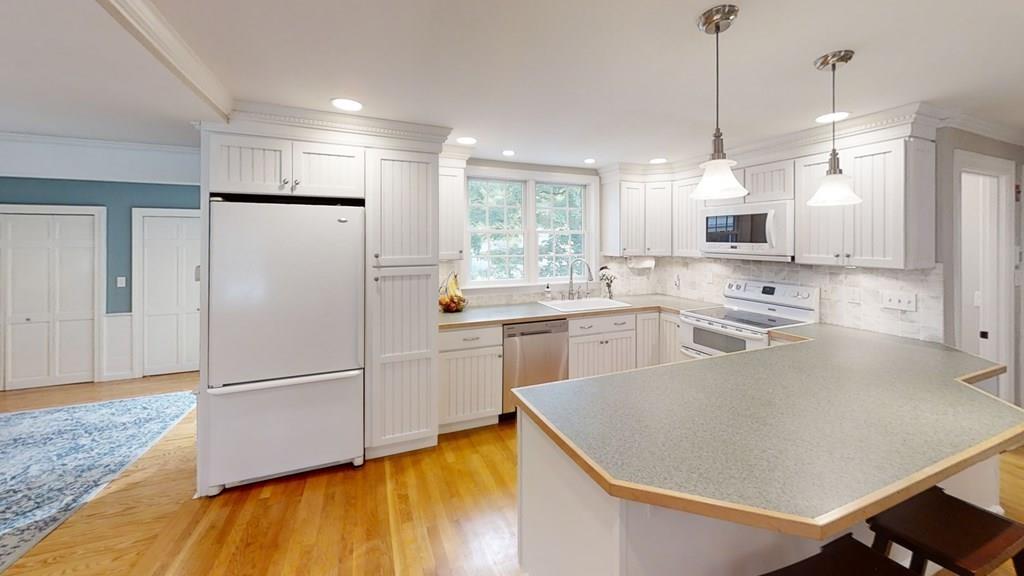13 Wentworth Road Reading, MA 01867 - Photo 3 of 42 Gallery Image 3