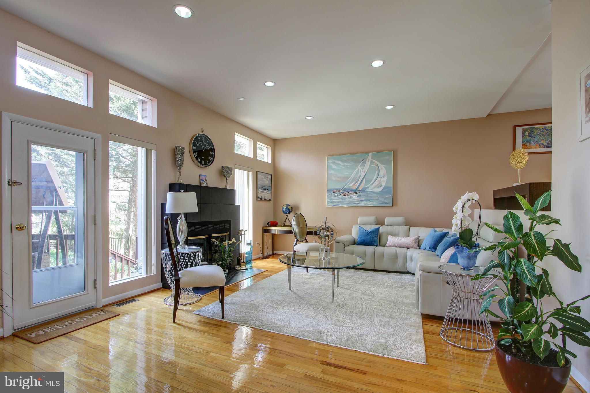 Living Room w wall of windows