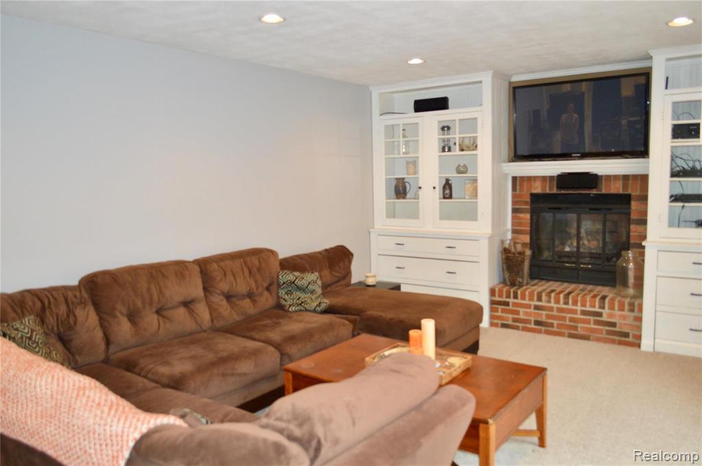 35472 Fredericksburg Road Farmington Hills, MI 48331 - Photo 7 of 28