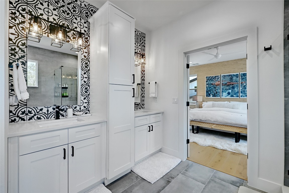 2909 Kuhlman Avenue, Unit 1 Austin, TX 78702 - Photo 20 of 40 a en suite bathroom with a sink and a mirror