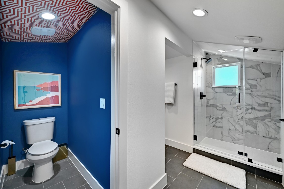 2909 Kuhlman Avenue, Unit 1 Austin, TX 78702 - Photo 30 of 40 a bathroom with a toilet a sink and bathtub