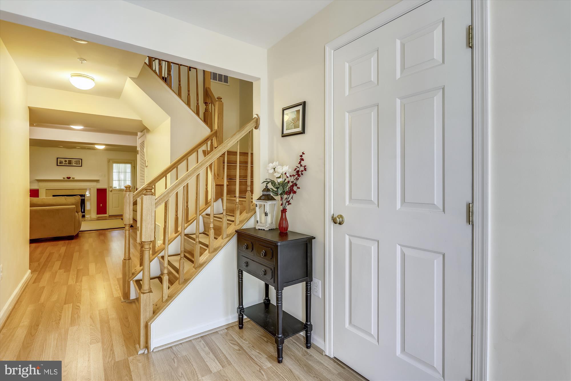 Entrance foyer w/laminate flooring & coat closet