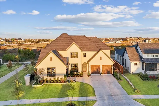 a view of house and outdoor space
