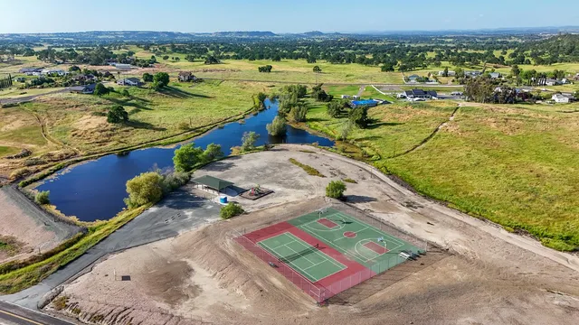 a view of a tennis court