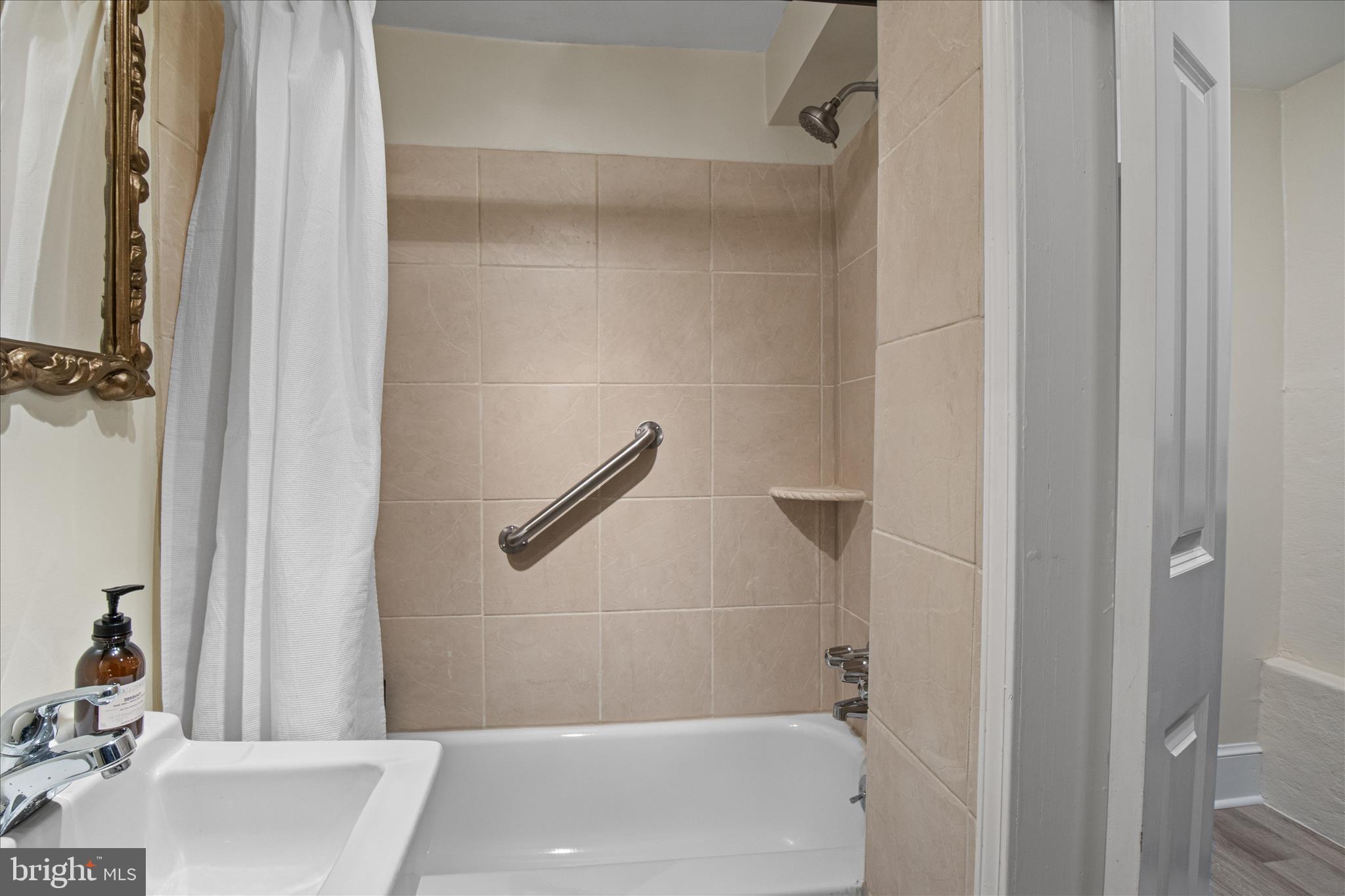 140 11th Street Northeast Washington, DC 20002 - Photo 37 of 45 a bathroom with a bathtub