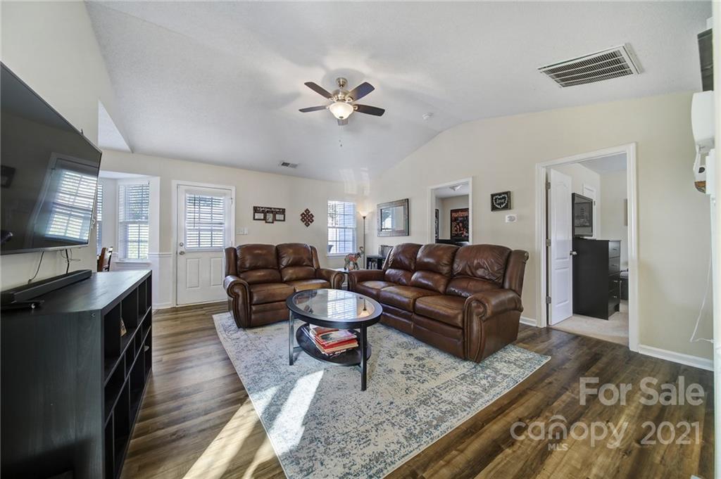 8243 Pozzi Road Charlotte, NC 28216 - Photo 3 of 33