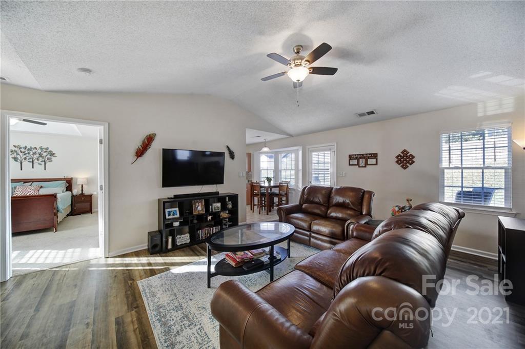8243 Pozzi Road Charlotte, NC 28216 - Photo 4 of 33