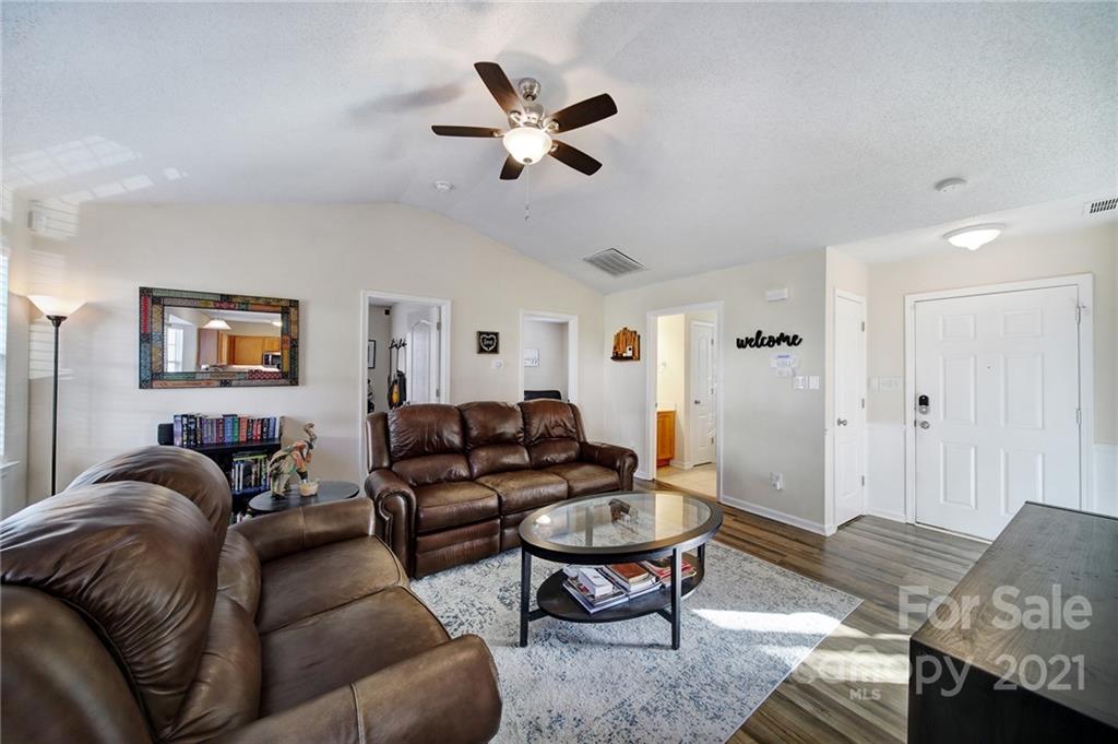 8243 Pozzi Road Charlotte, NC 28216 - Photo 6 of 33