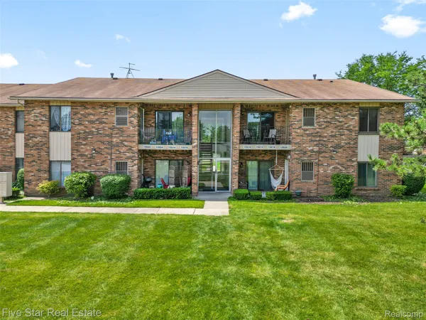 $1,300 | 15012 Island Drive, Sterling Heights, MI 48313