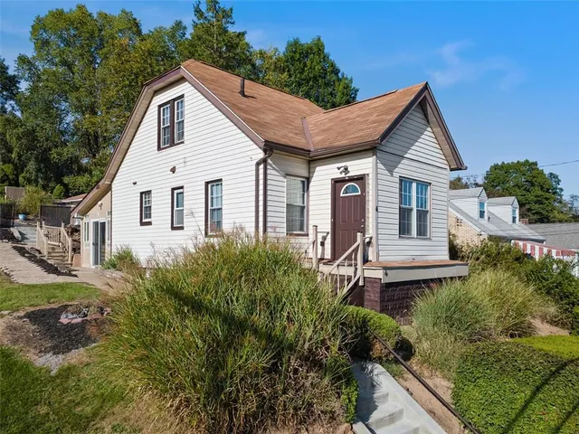 a view of a yard in front of house