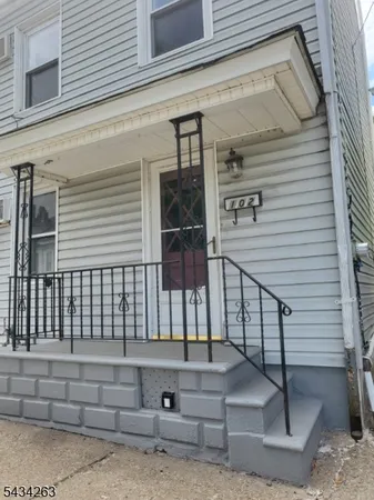 a view of entryway front of house