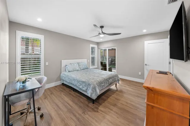 a view of a backyard