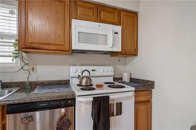 $215,000 | 9402 West 48th Terrace, Shawnee, KS 66203