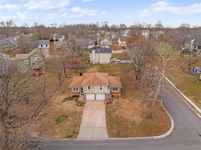 $215,000 | 9402 West 48th Terrace, Shawnee, KS 66203