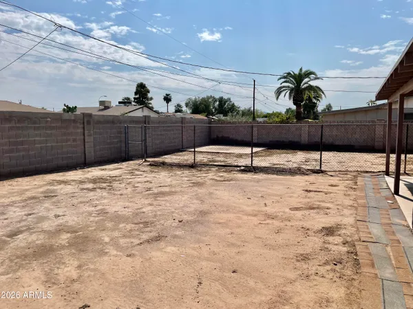 a view of a backyard