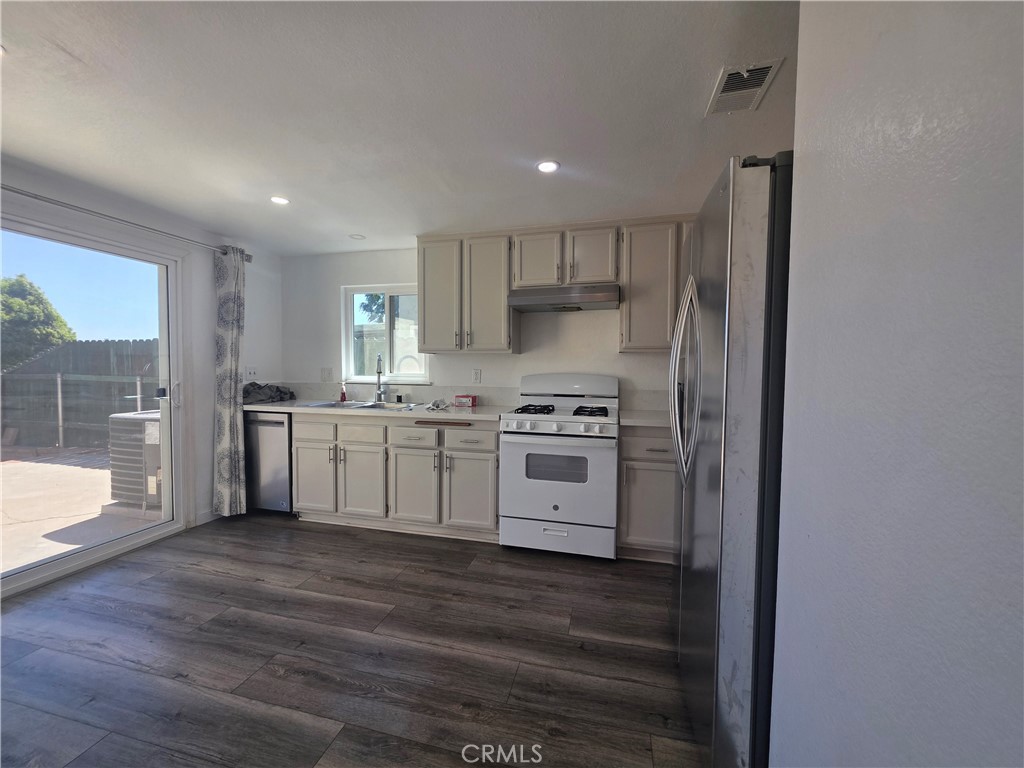 7800 Reagan Road Jurupa Valley, CA 92509 - Photo 9 of 32 Kitchen