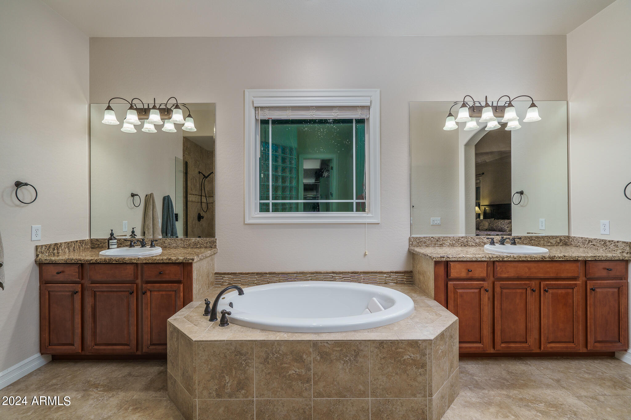 2812 East Harwell Road Phoenix, AZ 85042 - Photo 17 of 65 17) PRIMARY BATH