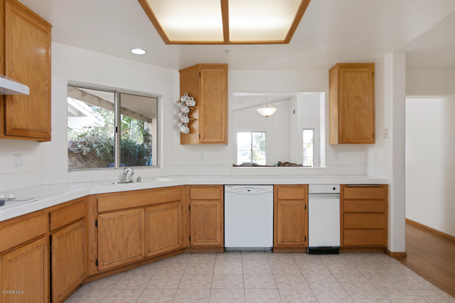 707 Transom Way Oxnard, CA 93035 - Photo 11 of 21 707 Transom Way-MLS_Size-011-21-Kitchen-