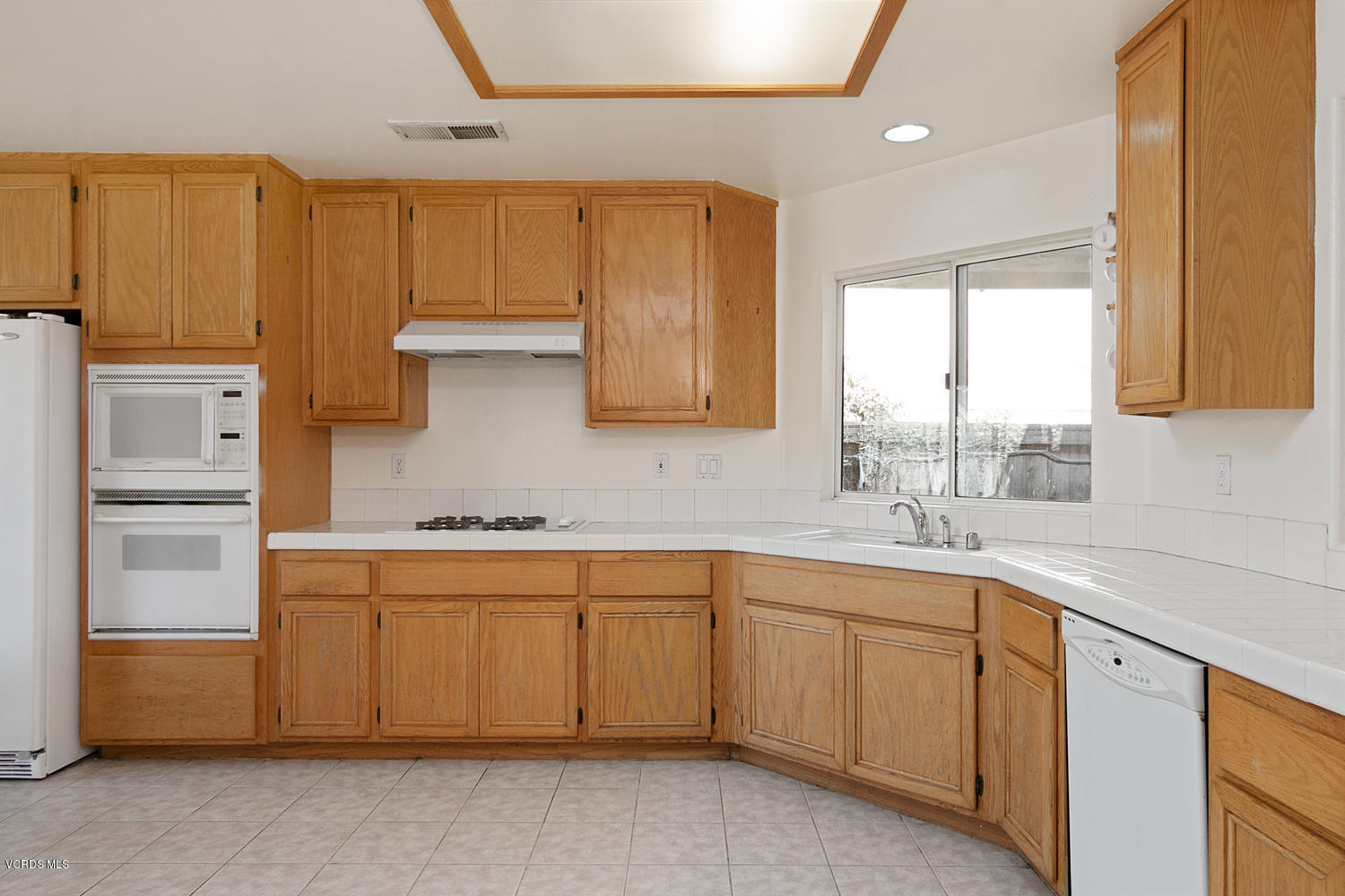 707 Transom Way Oxnard, CA 93035 - Photo 10 of 21 707 Transom Way-MLS_Size-010-10-Kitchen-