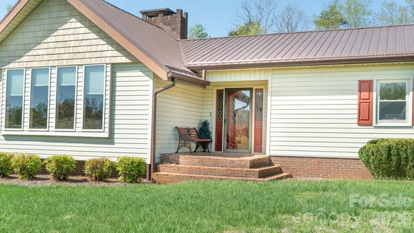 a view of a yard in front of house