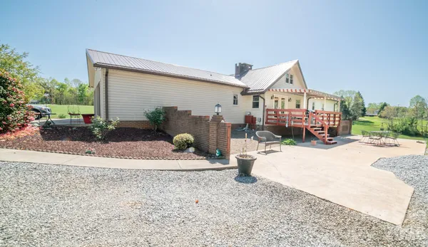 a view of a house with backyard and garden