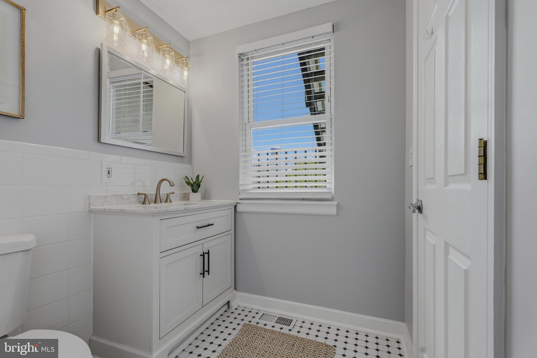 236 East Cross Street Baltimore, MD 21230 - Photo 21 of 44 2nd fl bath