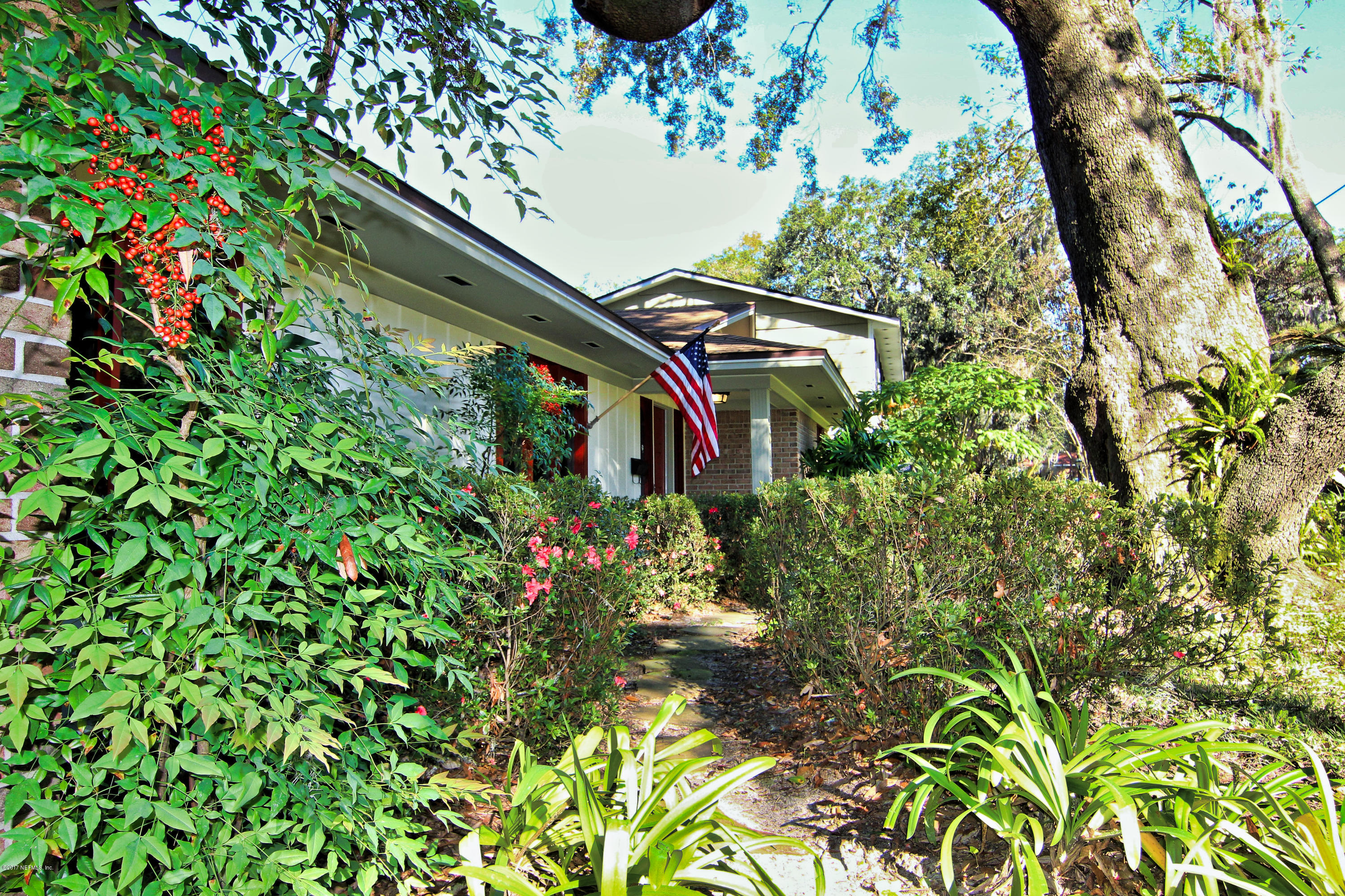 4018 Fincannon Road West Jacksonville, FL 32277 - Photo 5 of 37 Lush Landscaping