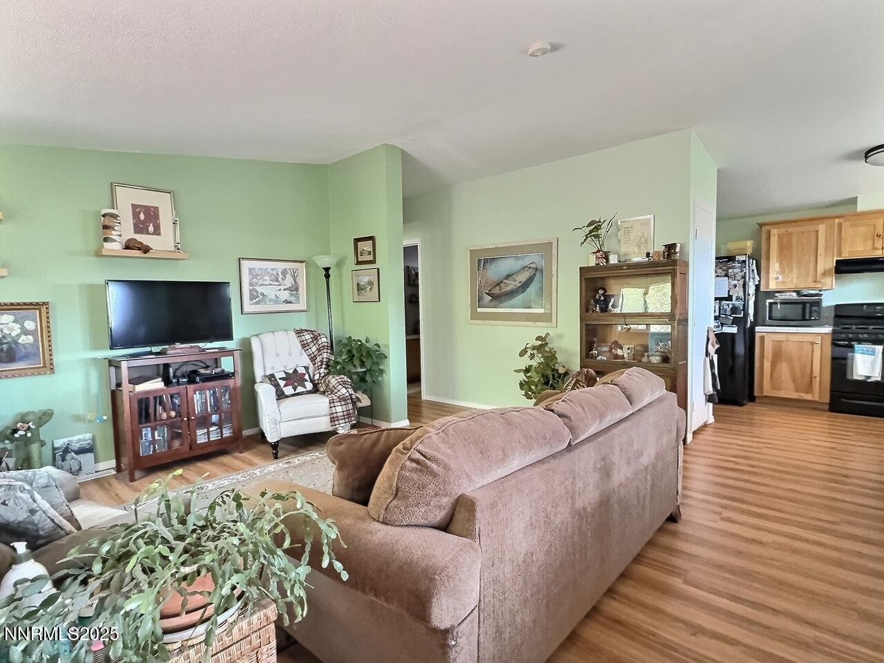 113 Victorine Drive Kingston, NV 89310 - Photo 10 of 44 a living room with furniture and a flat screen tv