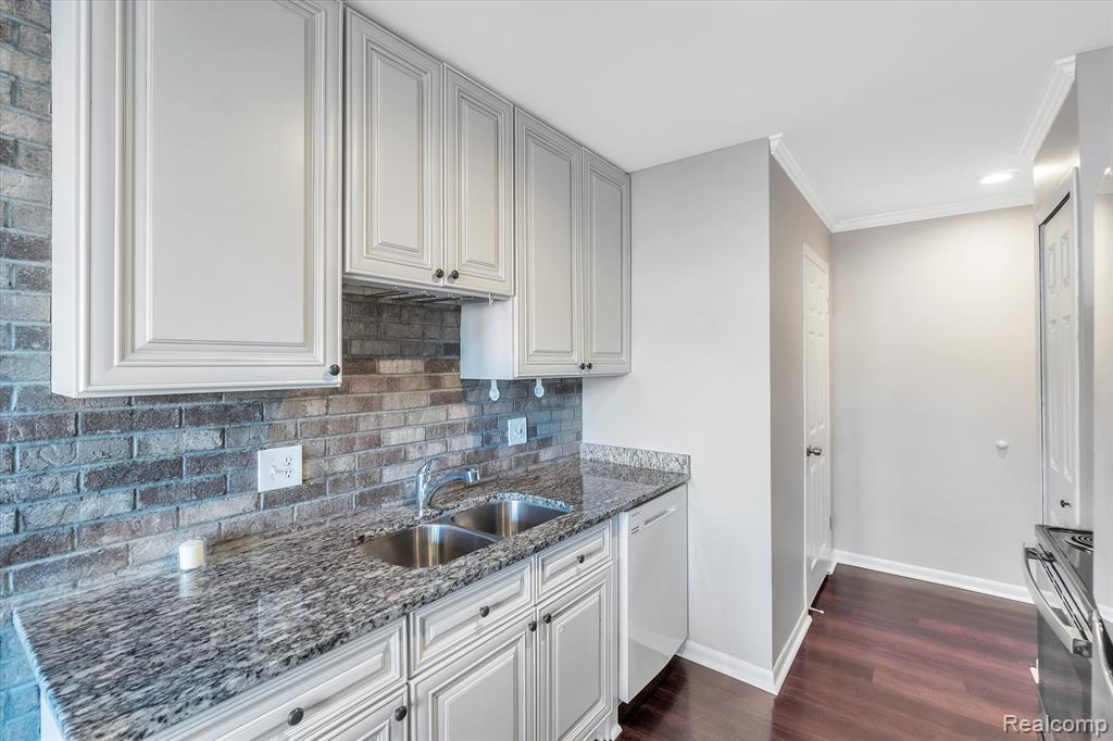 22224 Edgewater Novi, MI 48375 - Photo 10 of 32