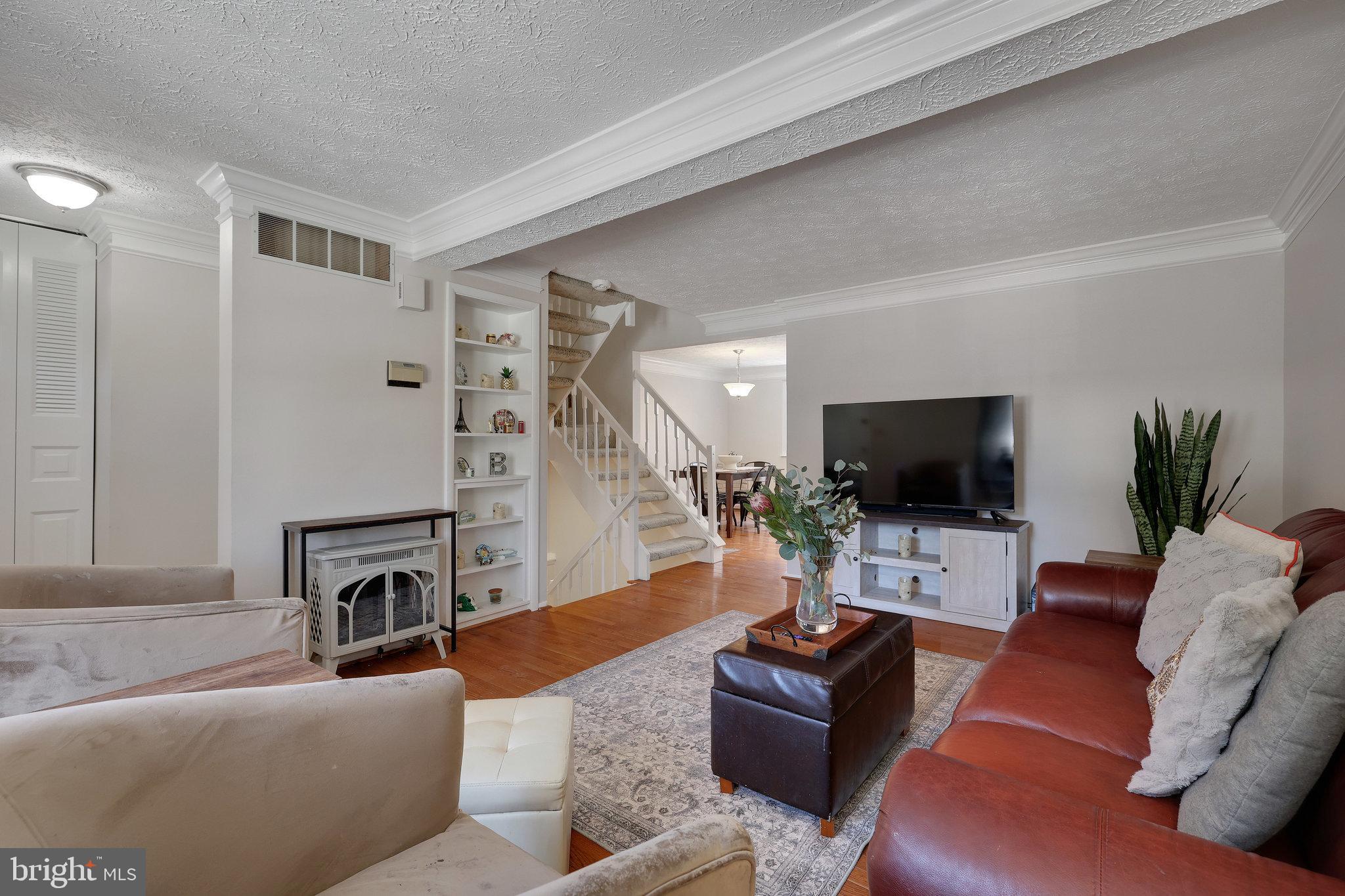 1638 Barnstead Drive Reston, VA 20194 - Photo 3 of 18 Living Room