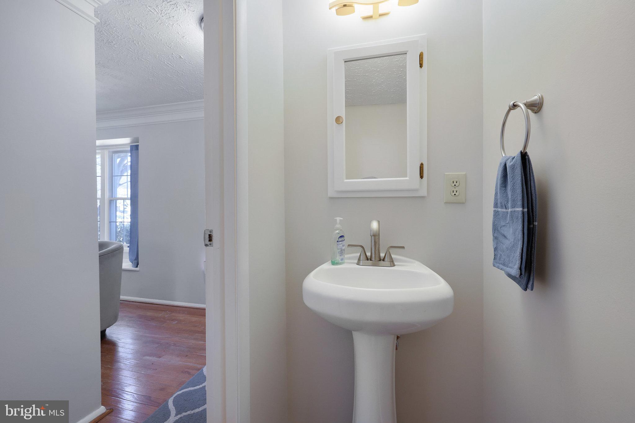 1638 Barnstead Drive Reston, VA 20194 - Photo 6 of 18 entry level half bath