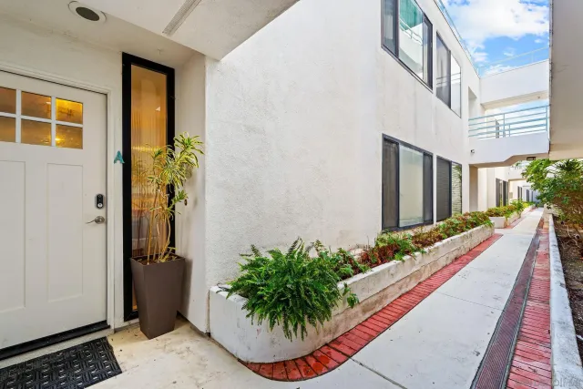 $825,000 | 2556 Navarra Drive, Unit A, Carlsbad, CA 92009