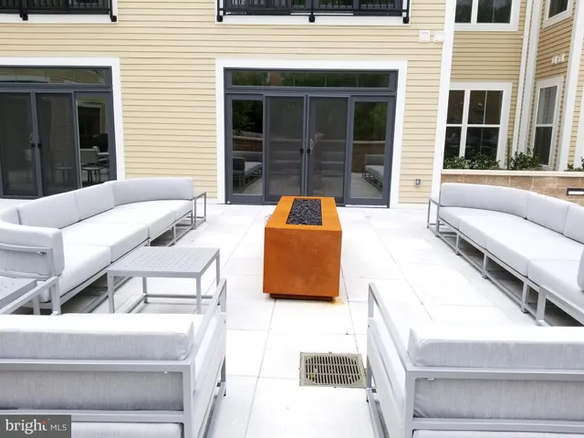 $299,500 | 989 South Buchanan Street, Unit 320, Arlington, VA 22204