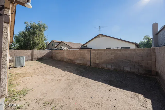 a view of a backyard