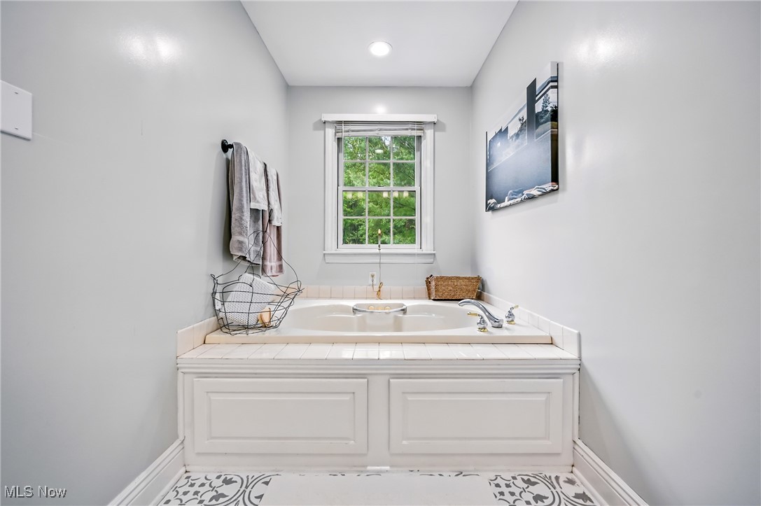 1681 State Road Northwest Warren, OH 44481 - Photo 44 of 50 Bathroom with a garden tub and baseboards