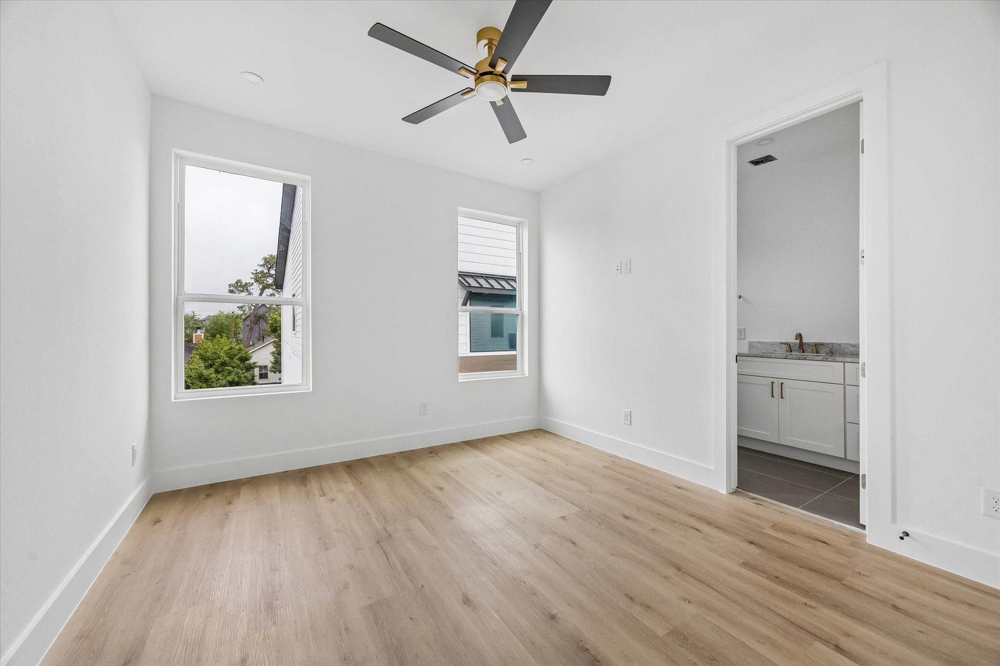 1034 West 17th Street, Unit B Houston, TX 77008 - Photo 14 of 25 Second bedroom located on the 3rd floor features a walk-in closet, ensuite bath and ceiling fan.