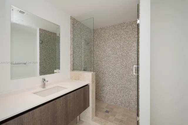 $1,100,000 | 68 Southeast 6th Street, Unit 2112, Miami, FL 33131