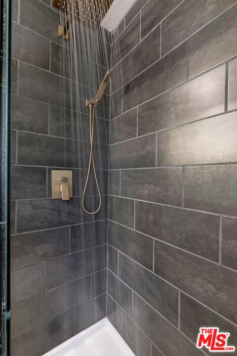 40902 Elliott Drive Oakhurst, CA 93644 - Photo 23 of 24 a bathroom with a shower