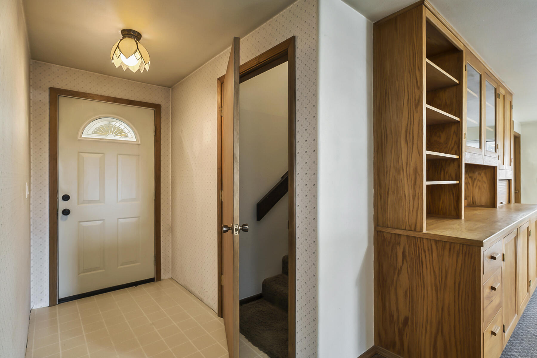 61825 Dobbin Road Bend, OR 97702 - Photo 6 of 43 a view of a hallway with closet and a window