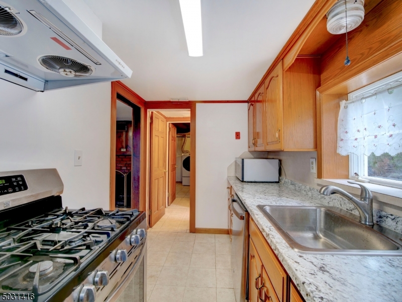 32 Cliffside Trail Denville, NJ 07834 - Photo 8 of 24 a kitchen that has a sink and a stove