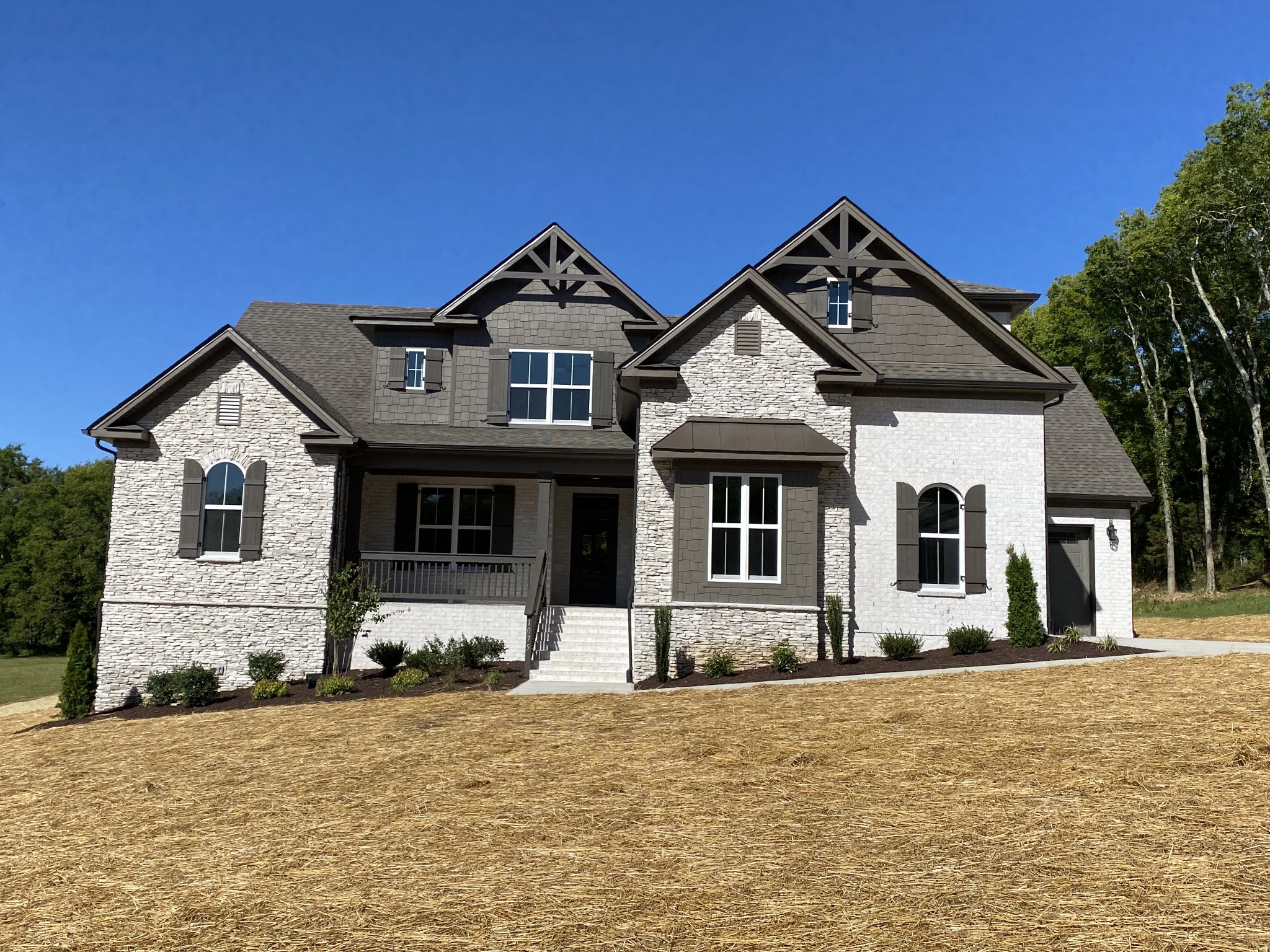 1075 Hideaway Road Columbia, TN 38401 - Photo 2 of 12 a front view of a house with yard
